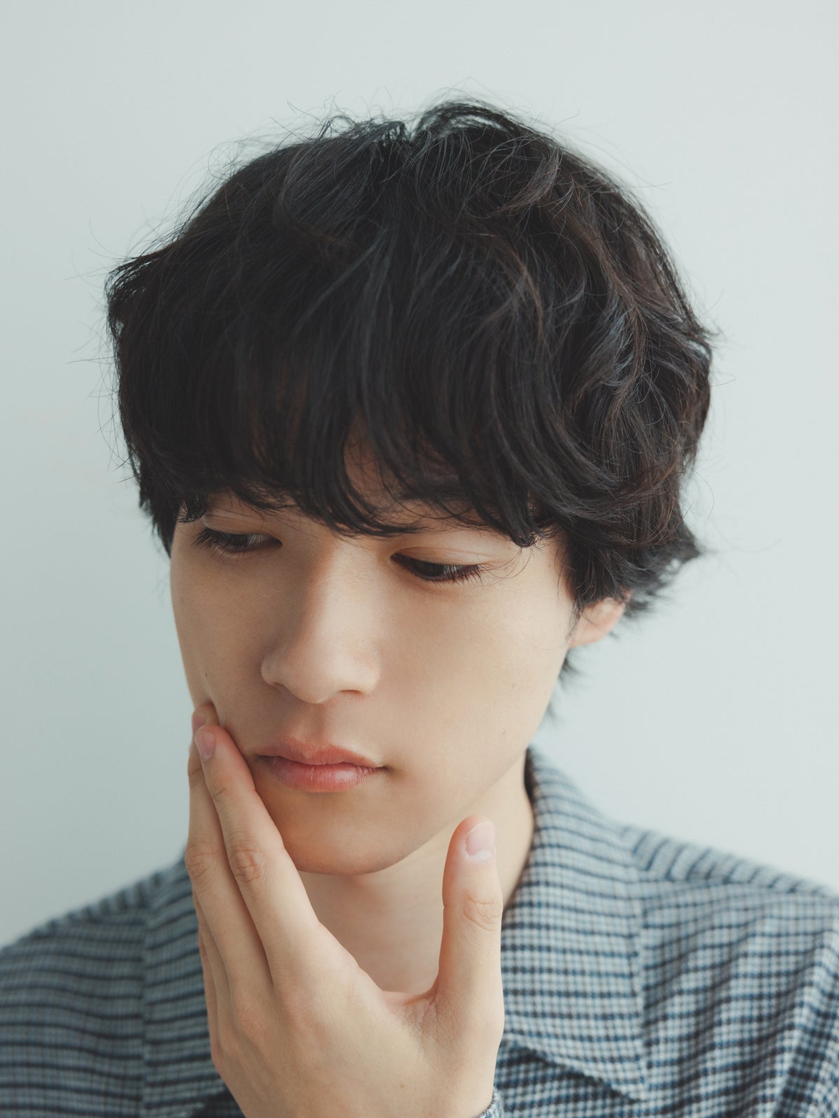 肌荒れやニキビに悩む男性のイメージ