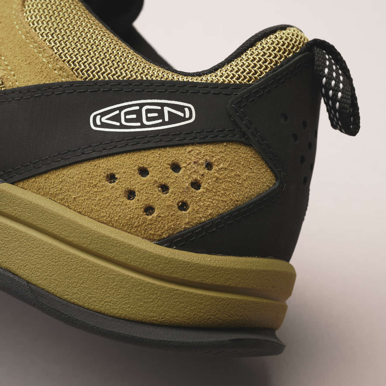 エディターが愛用するKEEN（キーン）のアウトドアスニーカー ジャスパースリーのヒールタブ