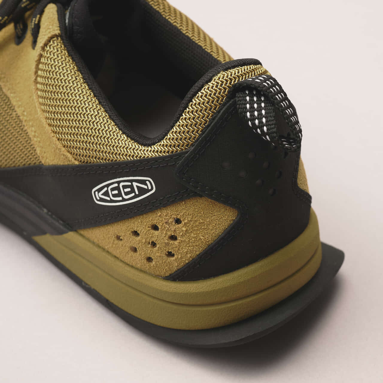 エディターが愛用するKEEN（キーン）のアウトドアスニーカー ジャスパースリーのヒール寄り