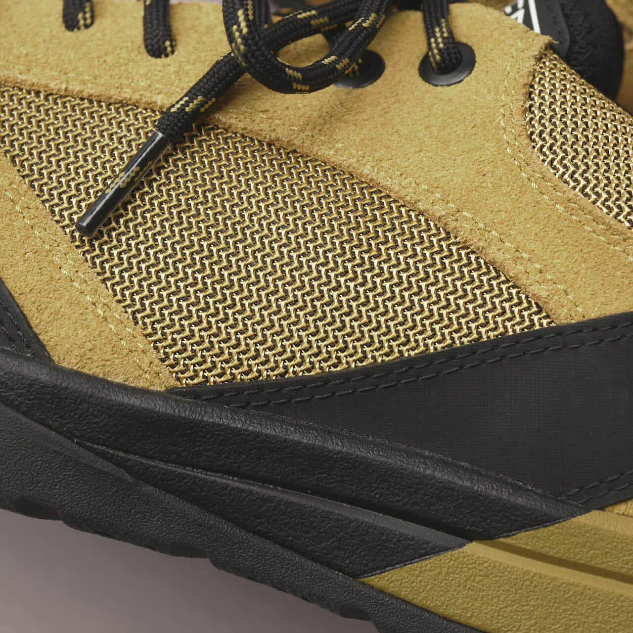 エディターが愛用するKEEN（キーン）のアウトドアスニーカー ジャスパースリーのオーバーレイメッシュ