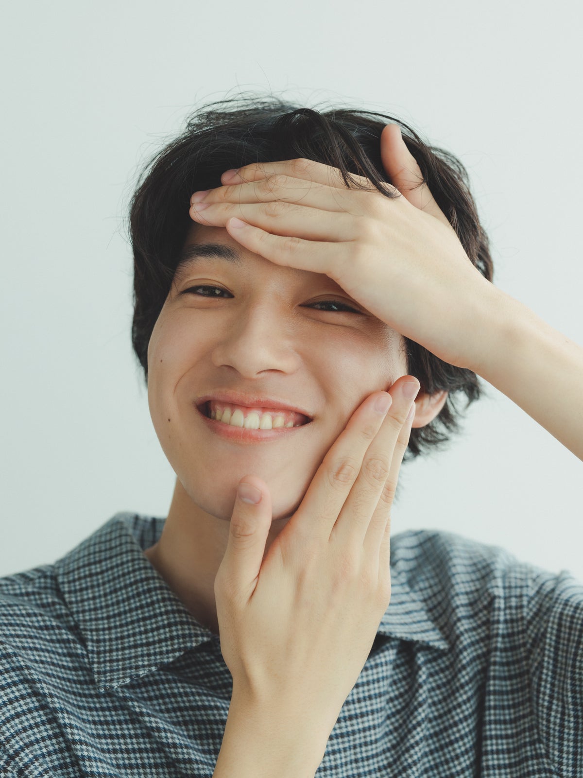 イニクスのオールインワン化粧水でスキンケアをするメンズノンノモデルの高橋璃央