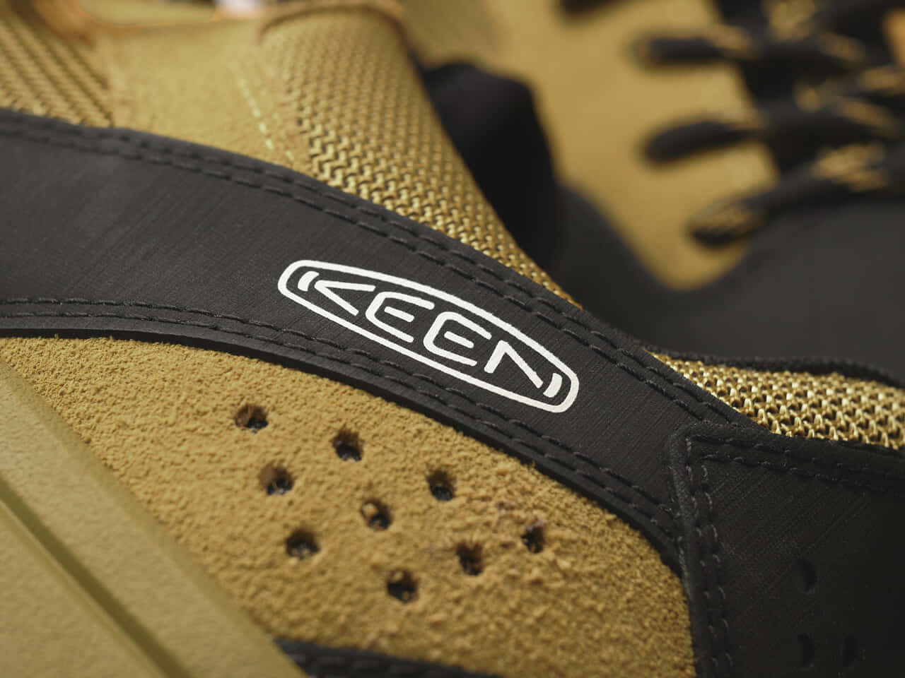 エディターが愛用するKEEN（キーン）のアウトドアスニーカー ジャスパースリーのロゴ寄り
