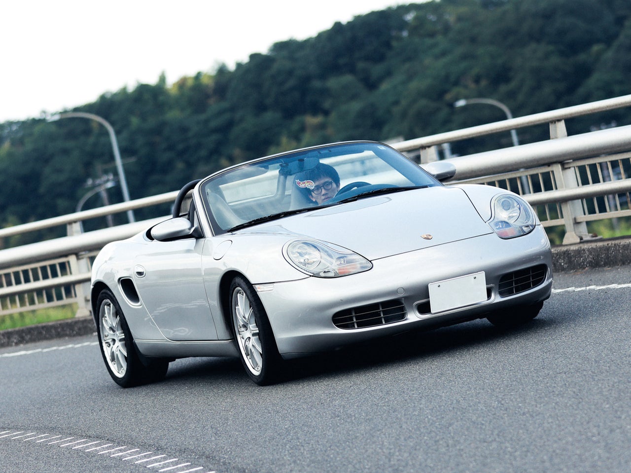 【後編】「ポルシェ ボクスター S」の力強いエンジンで走る時間が、何よりの贅沢！【俺たち20代“クルマ・バイク”語り！／Vol.47②】