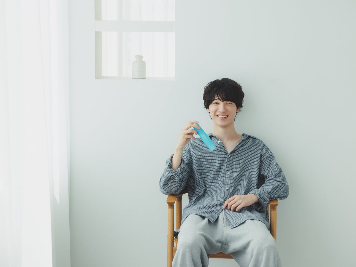 イニクスのオールインワン化粧水を手に持つメンズノンノモデルの高橋璃央