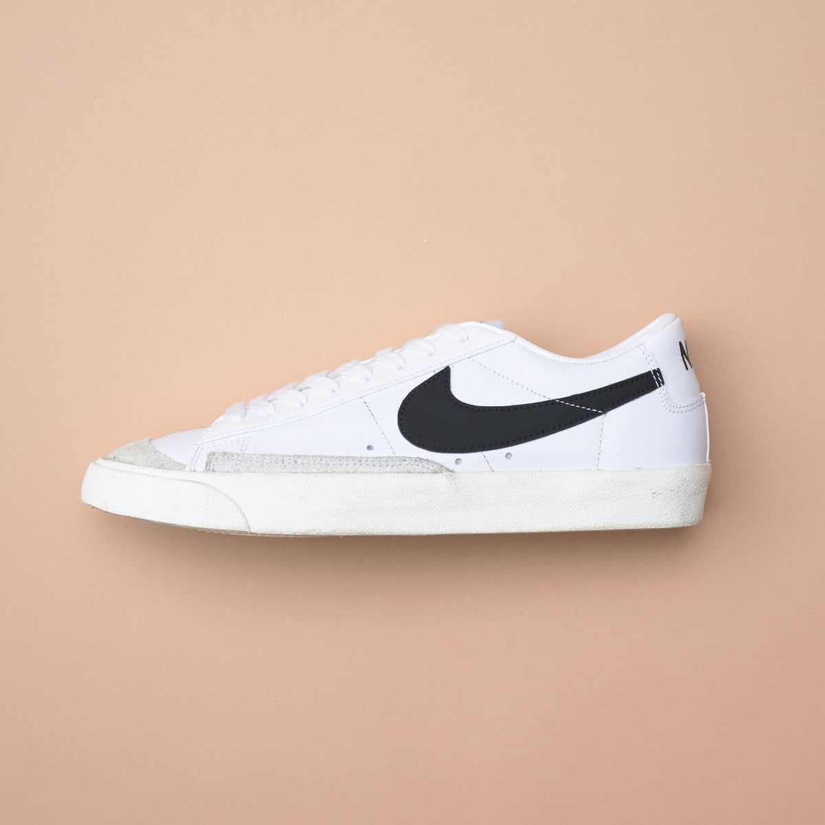 9月に買うべきナイキ の新作スニーカー /BLAZER LOW 77 VNTGのサイド