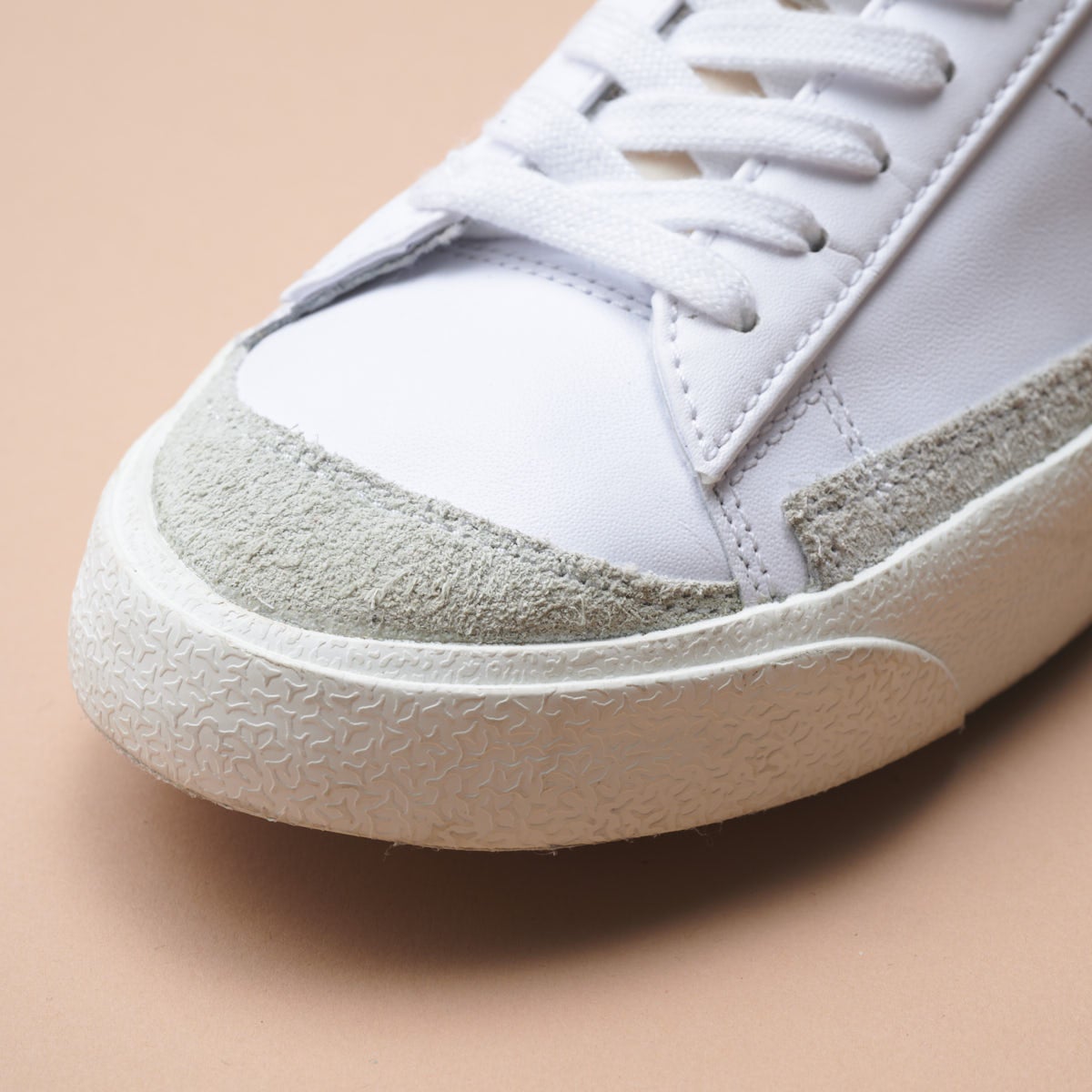 9月に買うべきナイキ の新作スニーカー /BLAZER LOW 77 VNTGのトゥ