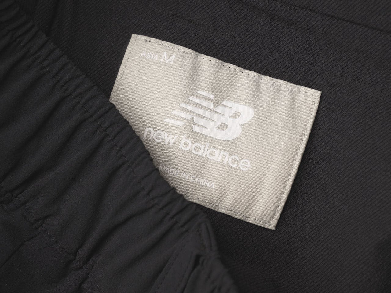 ニューバランスの愛用ワイドパンツ NB Grey Wide Pantのタグ
