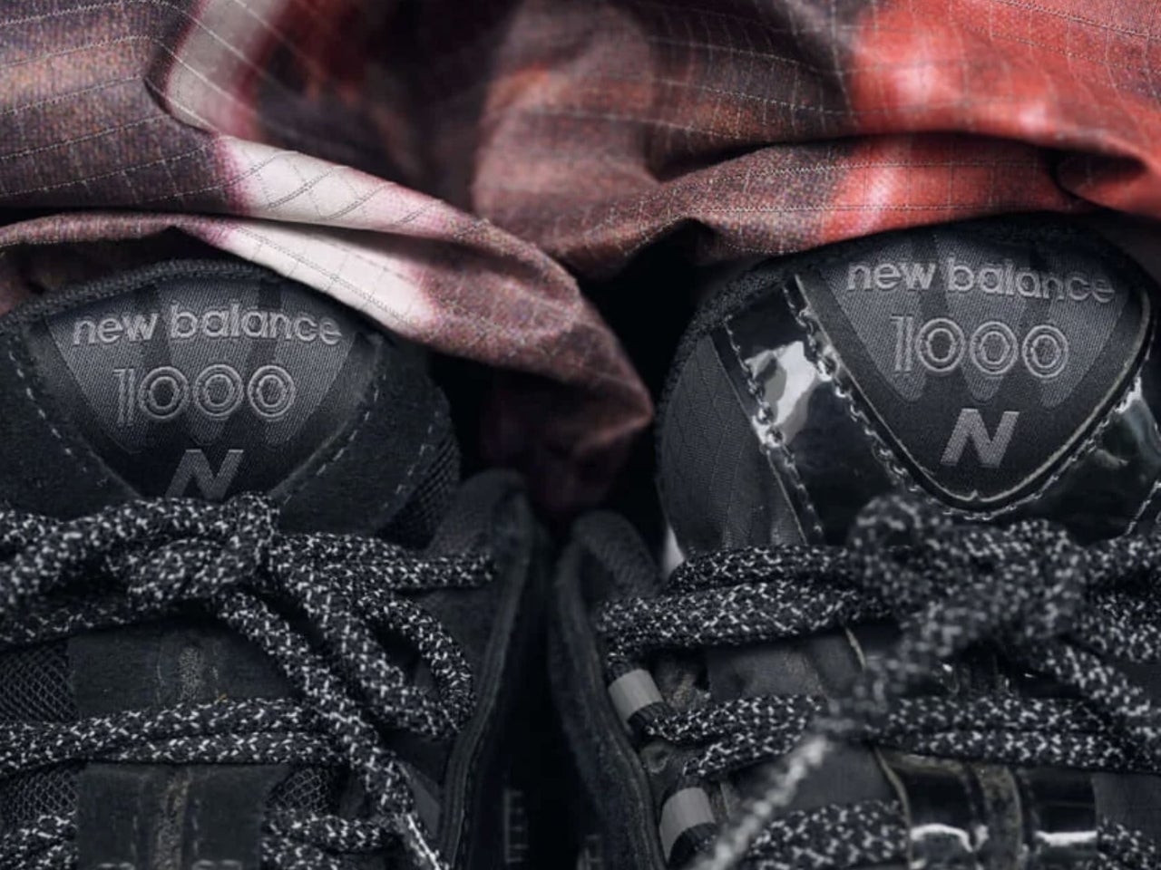 Gallery]左右で顔が違う!? オールブラックの「ニューバランス 1000」を