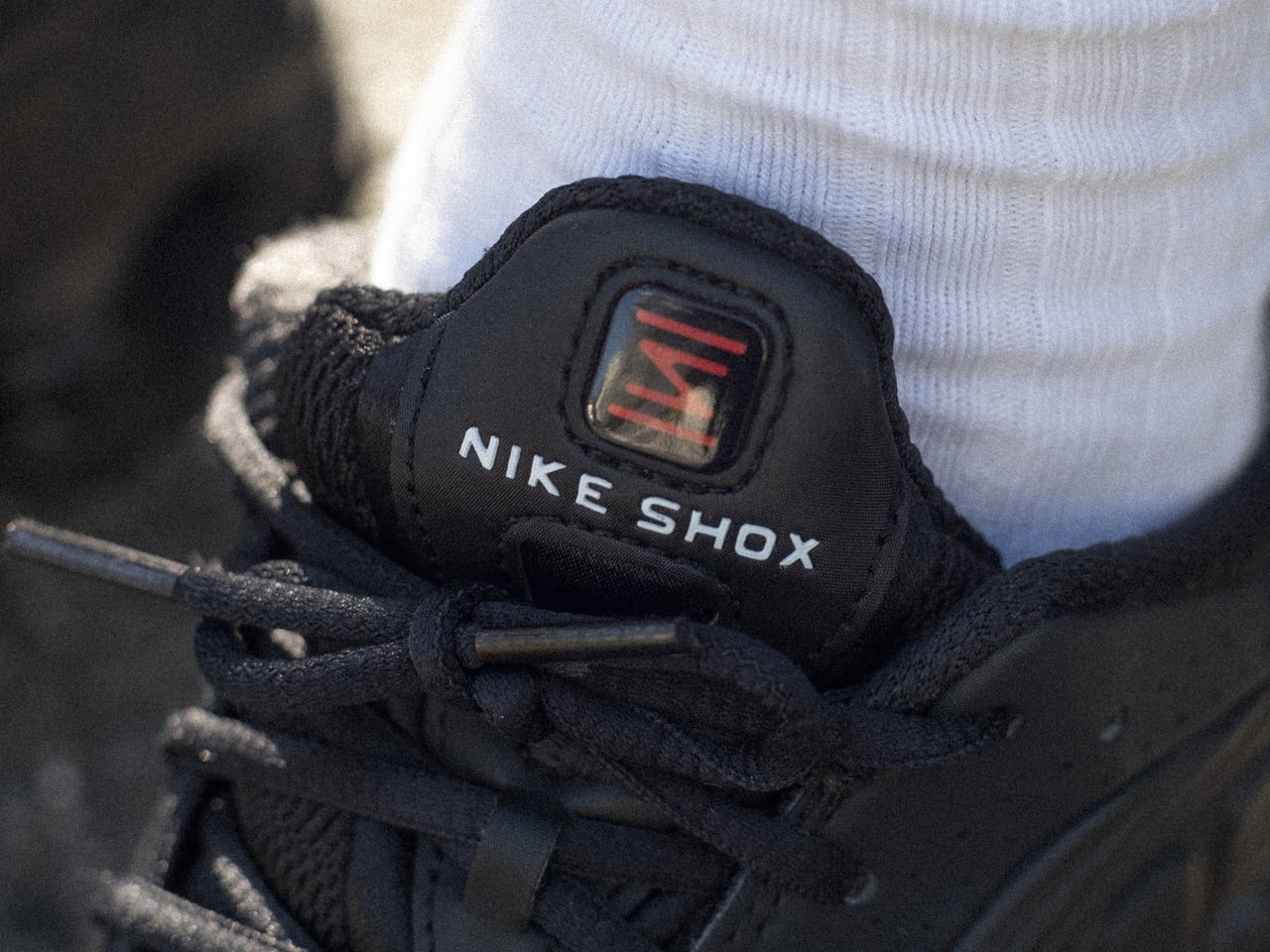 ユニークなデザインなら黒い「ナイキ」を選ぶ。【おしゃれな人はメジャーブランドの愛用スニーカーをどう履く？Vol.127】