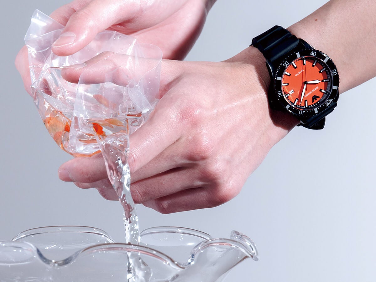 「エンポリオ アルマーニ」の腕時計でとびきりの“品”と“色”をきかせて[Watch- 今月のウォッチ]