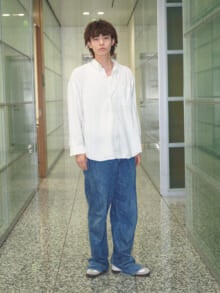 [豊田 裕大] 「アディダス」のサンバは定番の白が最強。「オーラリー」のデニムを合わせたヴィンテージライクなスニーカースタイル【メンズノンノモデルの私服スナップ】