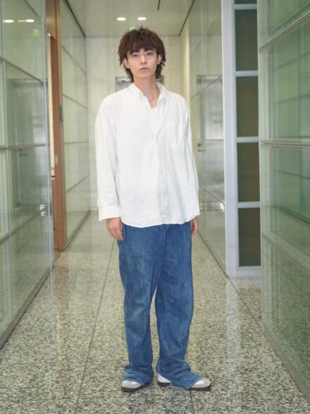 [豊田 裕大] 「アディダス」のサンバは定番の白が最強。「オーラリー」のデニムを合わせたヴィンテージライクなスニーカースタイル【メンズノンノモデルの私服スナップ】