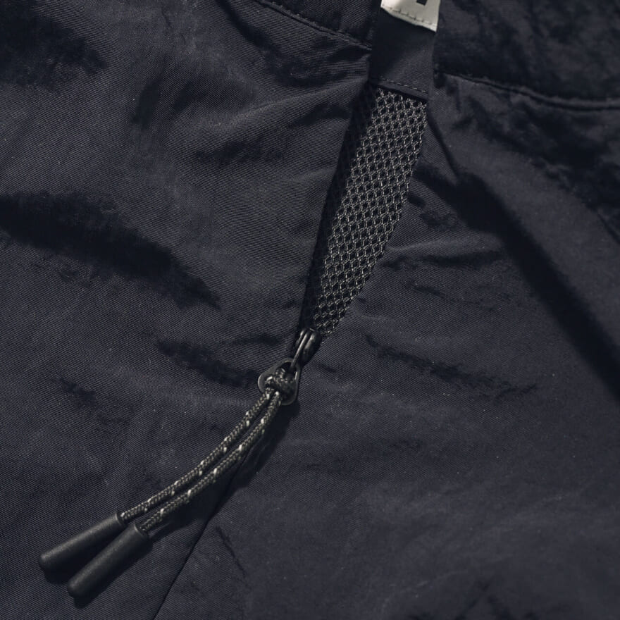 エディターが愛用するMARMOT CAPITALの黒ベスト「CURVE STITCH NYLON VEST」のジップ