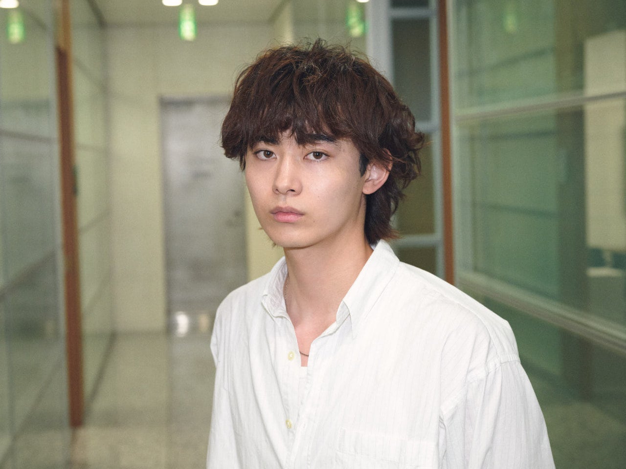 [豊田 裕大] 「アディダス」のサンバは定番の白が最強。「オーラリー」のデニムを合わせたヴィンテージライクなスニーカースタイル【メンズノンノモデルの私服スナップ】