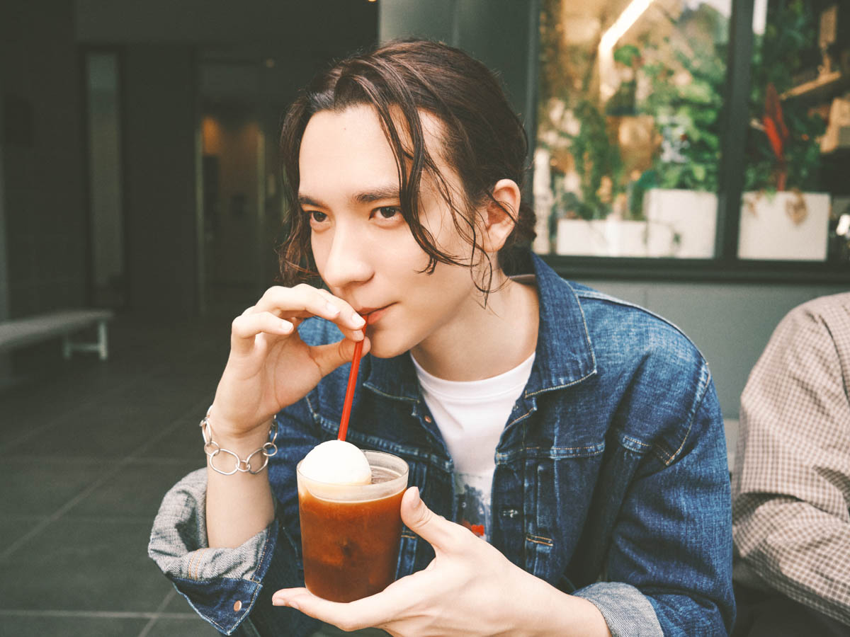 コーヒーフロートを飲む嵐翔真