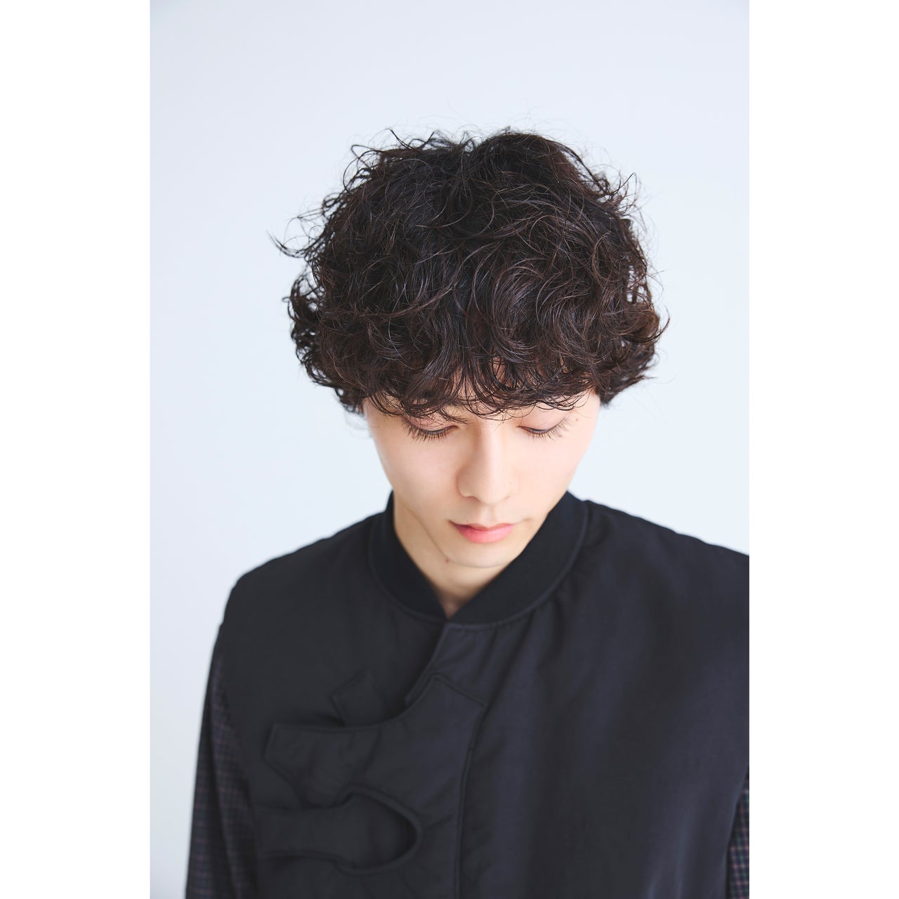 メンズパーマヘアスタイルに合わせたファッションコーディネート３
