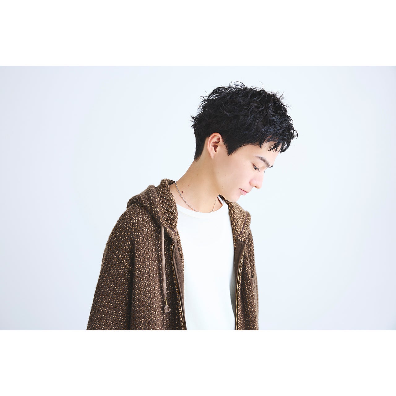 ピンパーマを施した男性のベリーショートヘア２