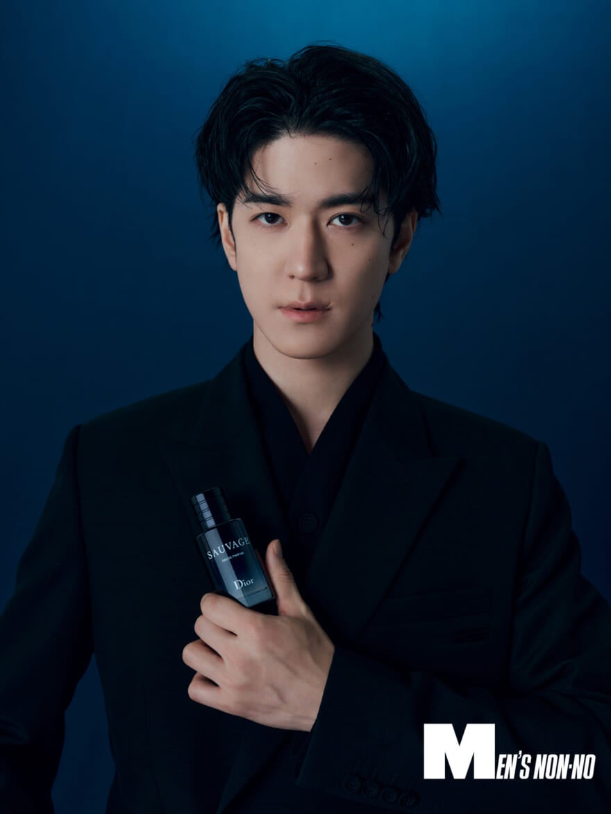 ディオールのメンズ向け香水「ソヴァージュ」を手に持つ中島裕翔さん１
