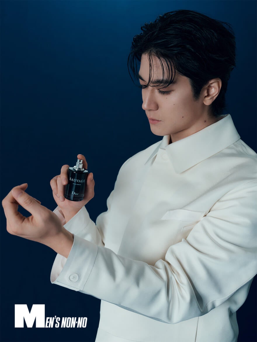 ディオールのメンズ向け香水「ソヴァージュ」を手首に吹きかける中島裕翔さん