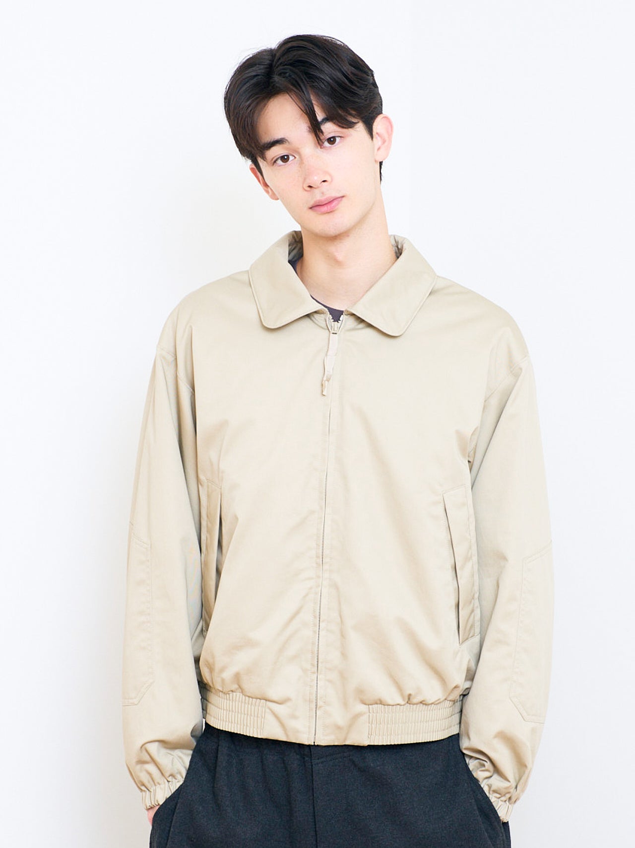 ユニクロ ユーの25年秋冬新作パフテックショートブルゾンの着用カット