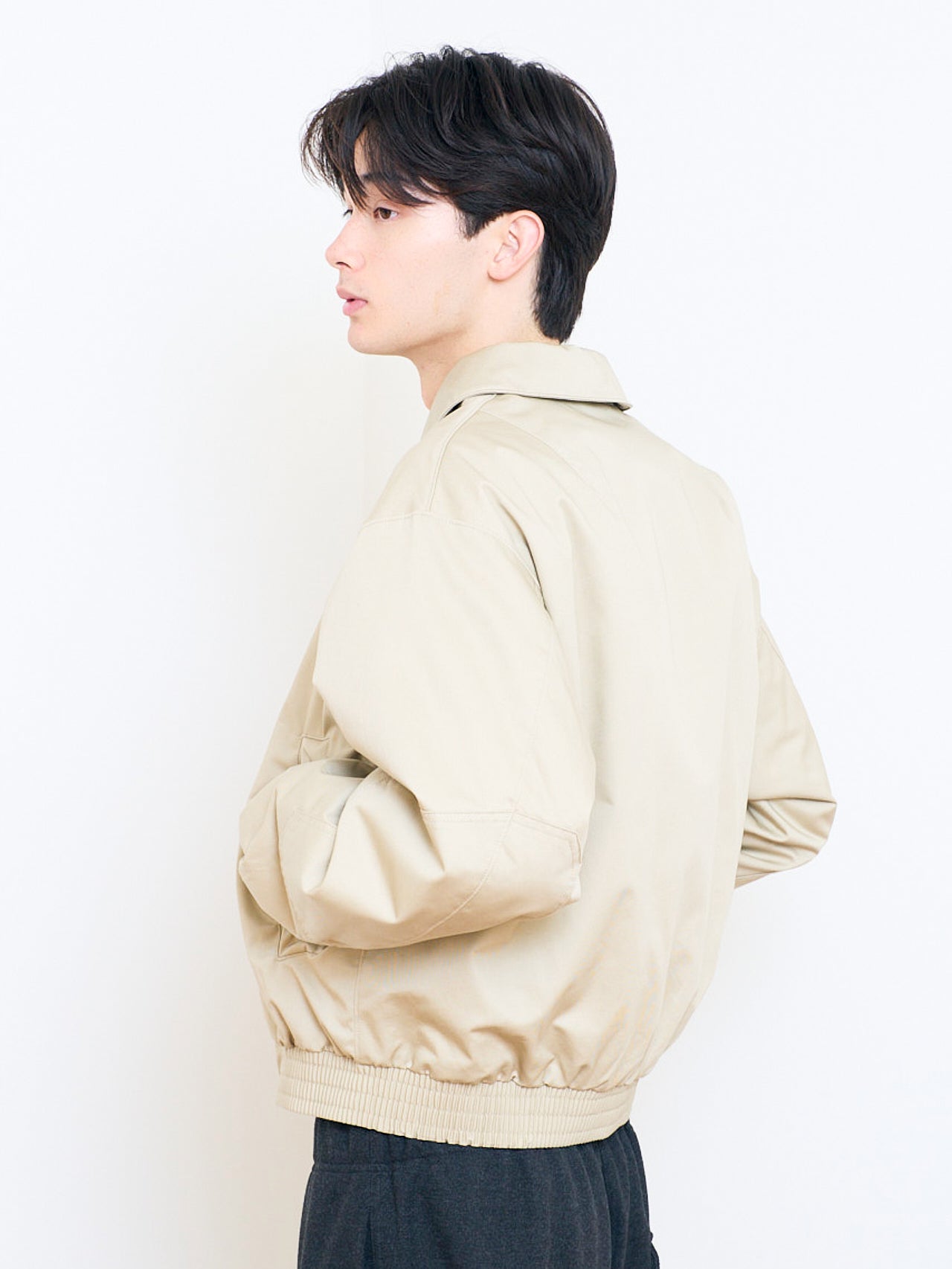 ユニクロ ユーの25年秋冬新作パフテックショートブルゾンの着用カットのサイド