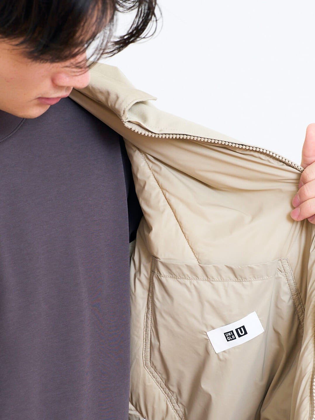 ユニクロ ユーの25年秋冬新作パフテックショートブルゾンの着用カットの裏地