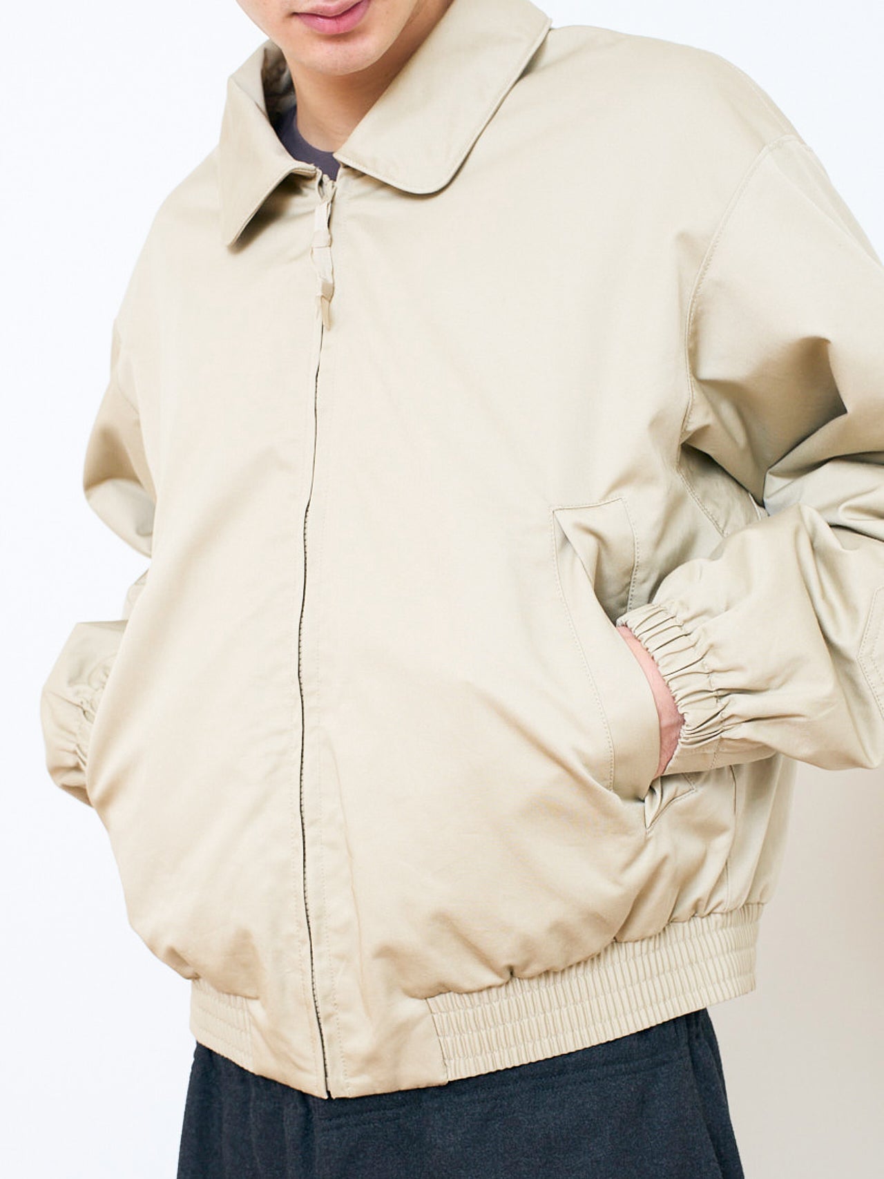 ユニクロ ユーの25年秋冬新作パフテックショートブルゾンの着用カットのフロントディテール