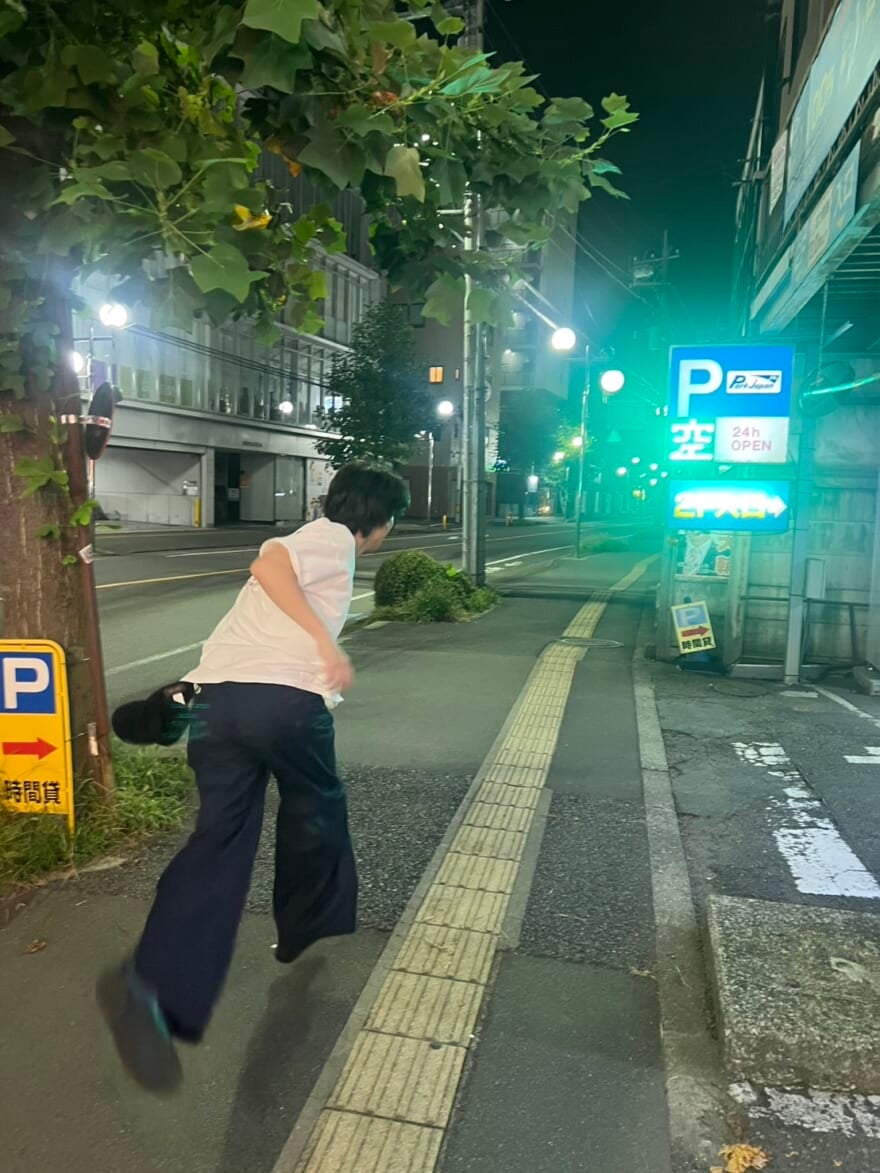 夜の街を走るメンズノンノモデル小方蒼介