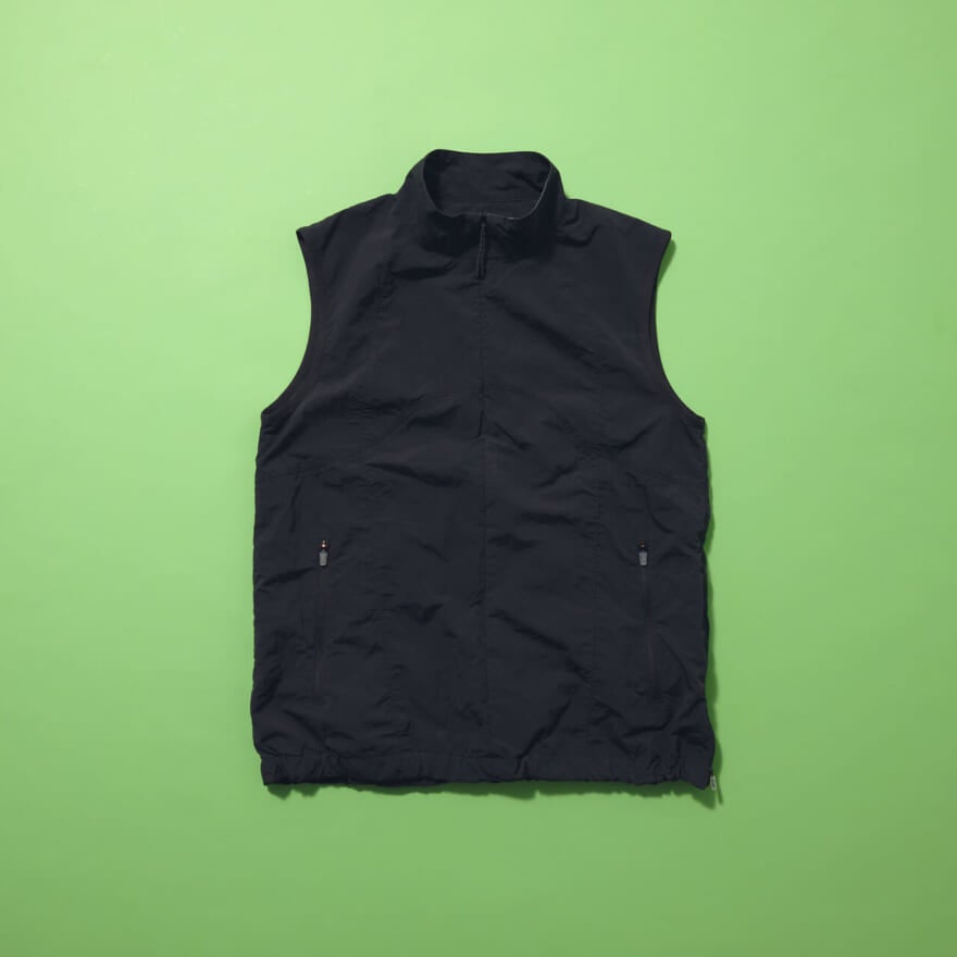 エディターが愛用するMARMOT CAPITALの黒ベスト「CURVE STITCH NYLON VEST」