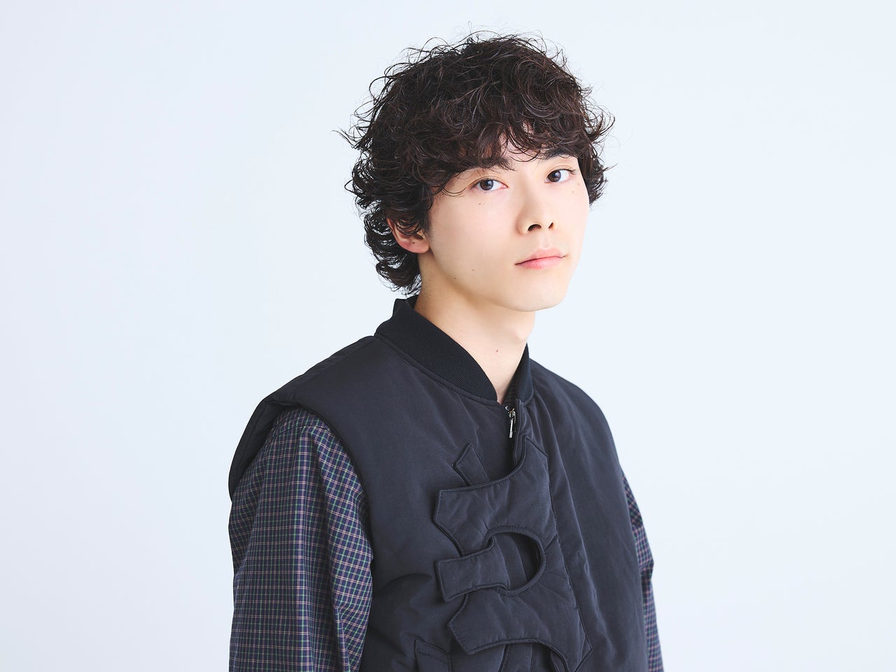 次に来るパーマのトレンドは、強めのクルクル質感。ボリュームも抑えられてスタイリングも楽！【東京最旬ヘアカタログ】