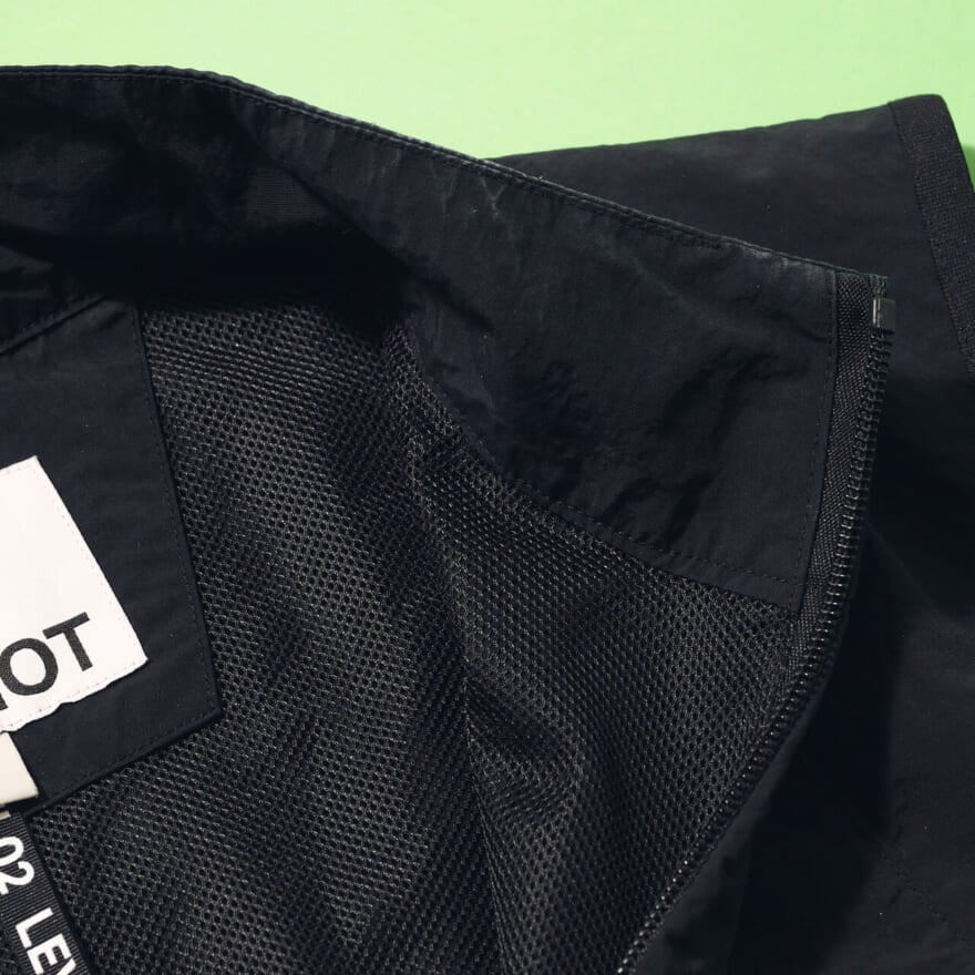 エディターが愛用するMARMOT CAPITALの黒ベスト「CURVE STITCH NYLON VEST」の裏地