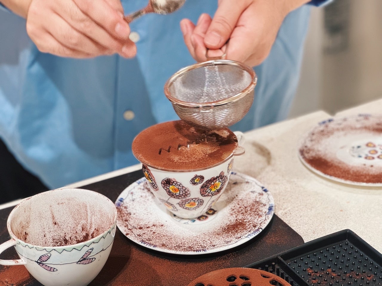 マルニカプチーノに、ロゴを作っているシーン
