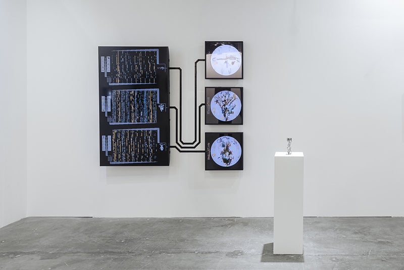 シャネル・ネクサスホールで2025年10月より展示されるエンタングルド・アザーズ（Entangled Others）の作品「self-contained（自己完結モデル）009.4」