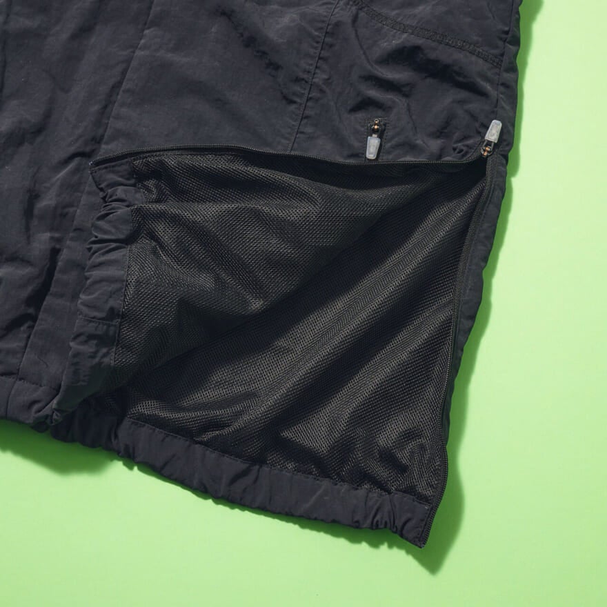エディターが愛用するMARMOT CAPITALの黒ベスト「CURVE STITCH NYLON VEST」の裏ポケット