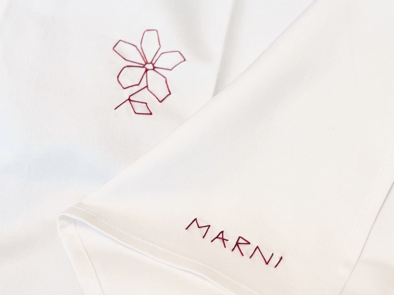 マルニカフェ、MARNIのロゴ入りテーブルナプキン