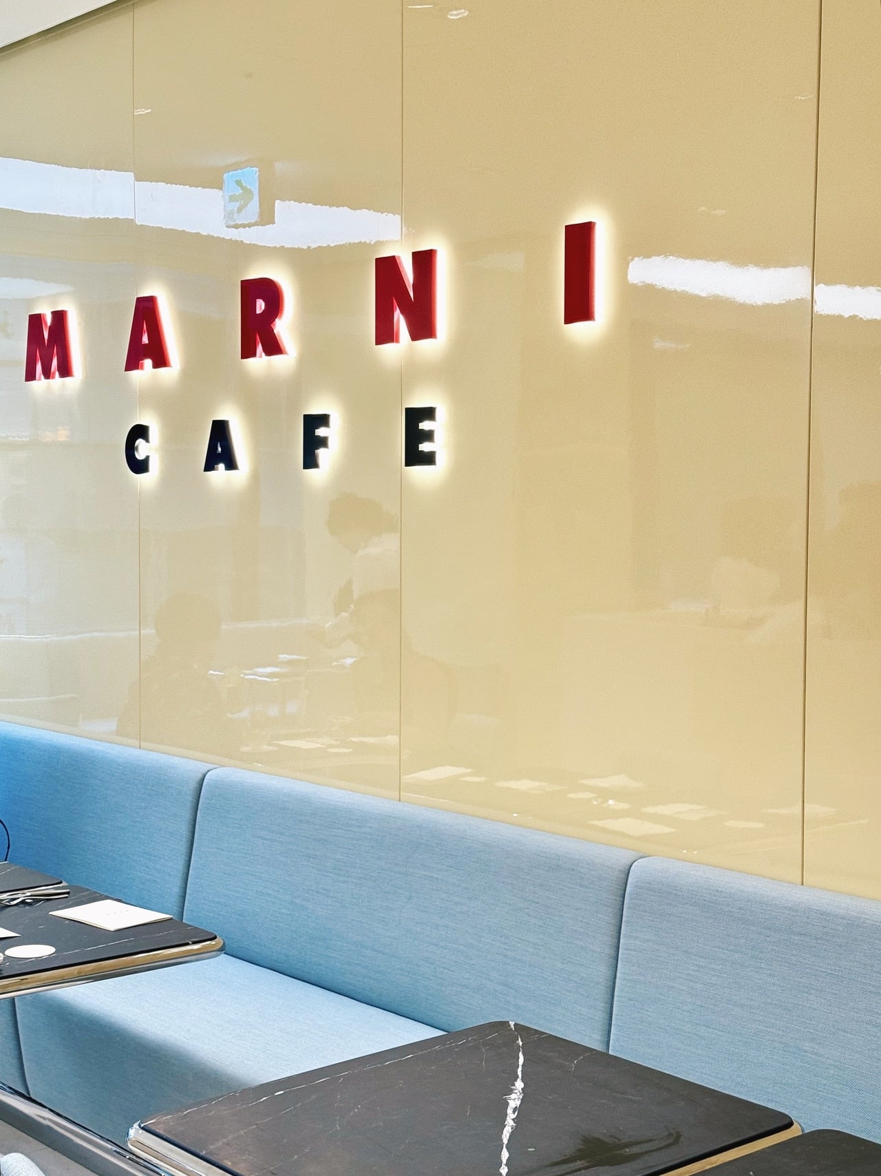 マルニカフェ 内観。座席の雰囲気