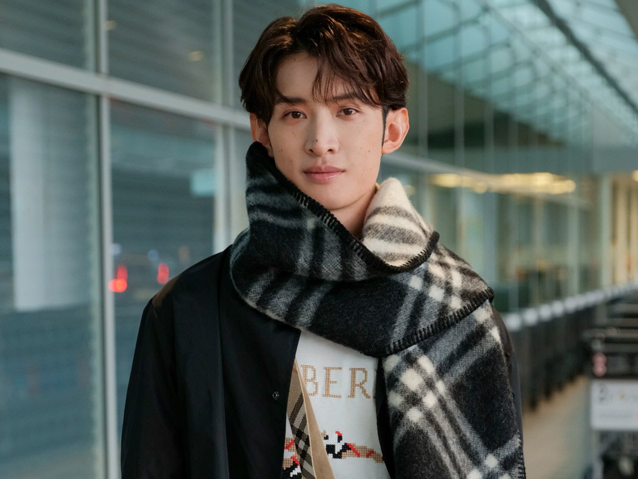Snow Man向井康二さんのエアポートスタイル。チェックのマフラーをポイントにした着こなしはバーバリー 2026春夏コレクション