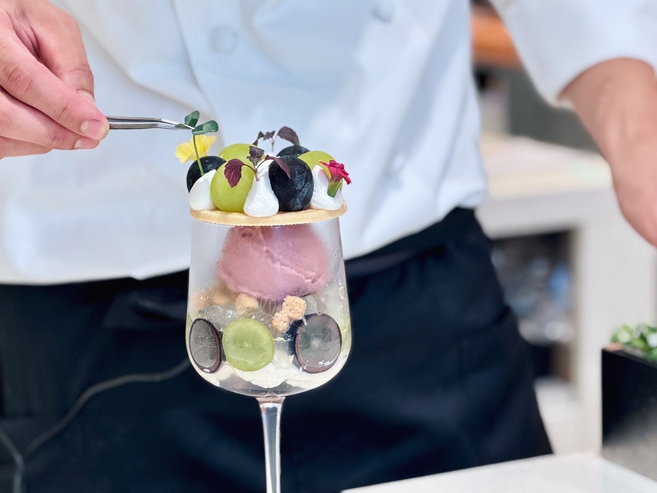 マルニカフェのオススメメニュー・パティスリィ アサコ イワヤナギともに開発したパフェを盛り付けている様子