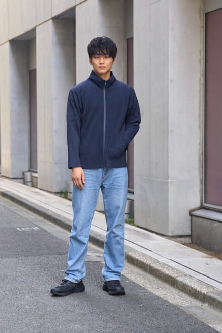 [中川 大輔] 「ニューバランス」と「コム デ ギャルソン・オム」の黒スニーカーでシンプルなデニムスタイルを格上げ！【メンズノンノモデルの私服スナップ】