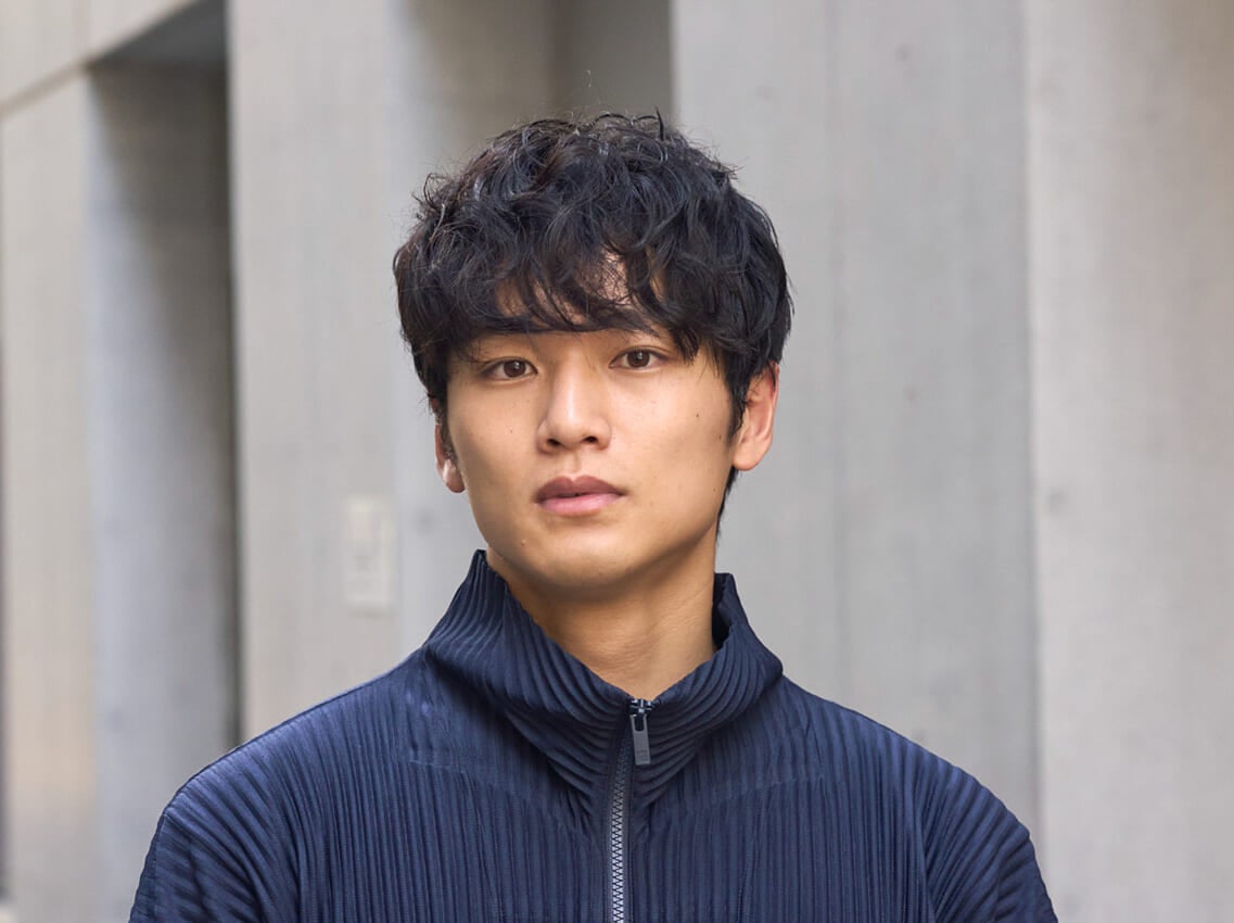[中川 大輔] 「ニューバランス」と「コム デ ギャルソン・オム」の黒スニーカーでシンプルなデニムスタイルを格上げ！【メンズノンノモデルの私服スナップ】