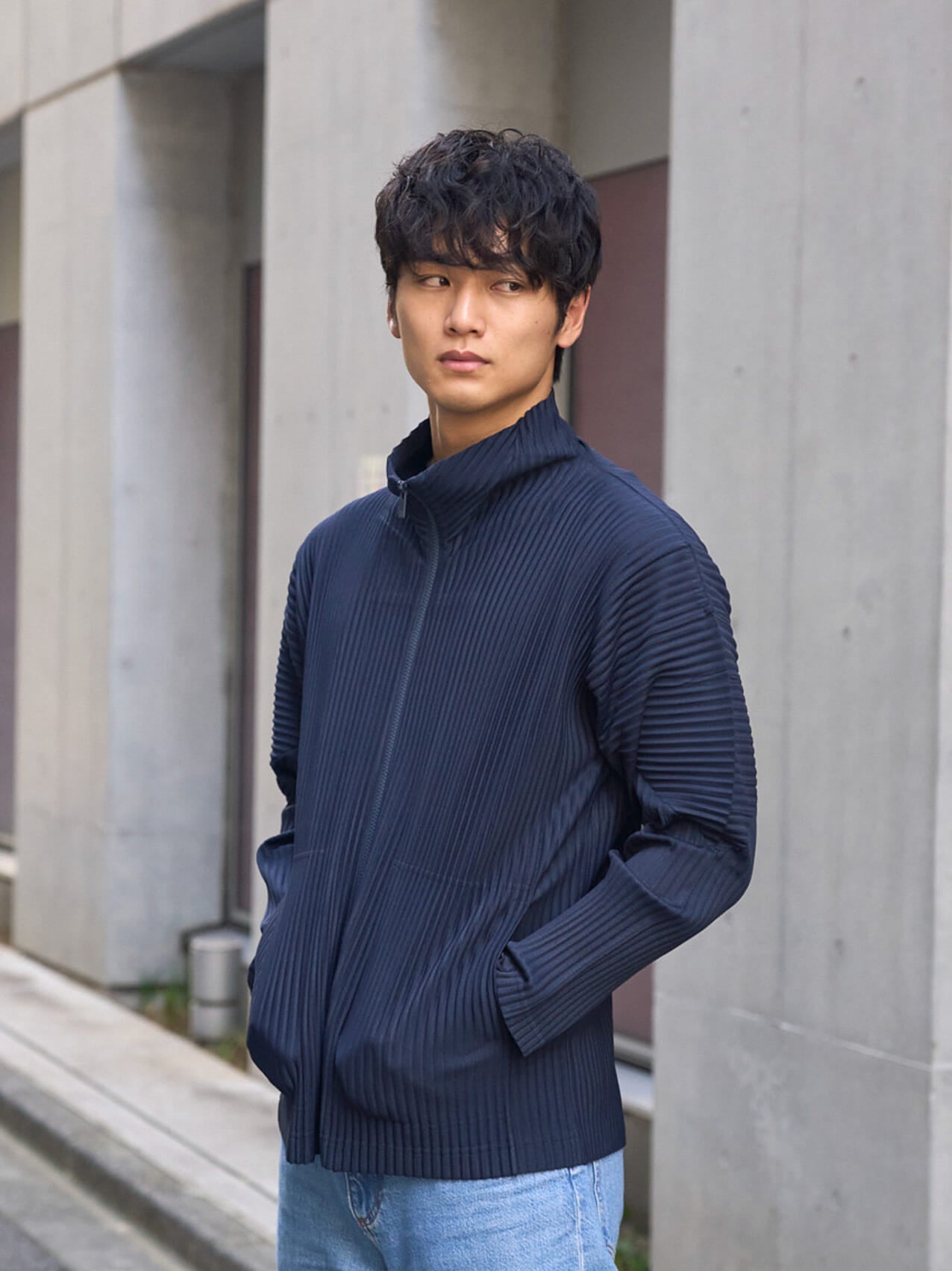 中川大輔の秋の私服コーディネート＿オムプリッセのフルジップジャケット