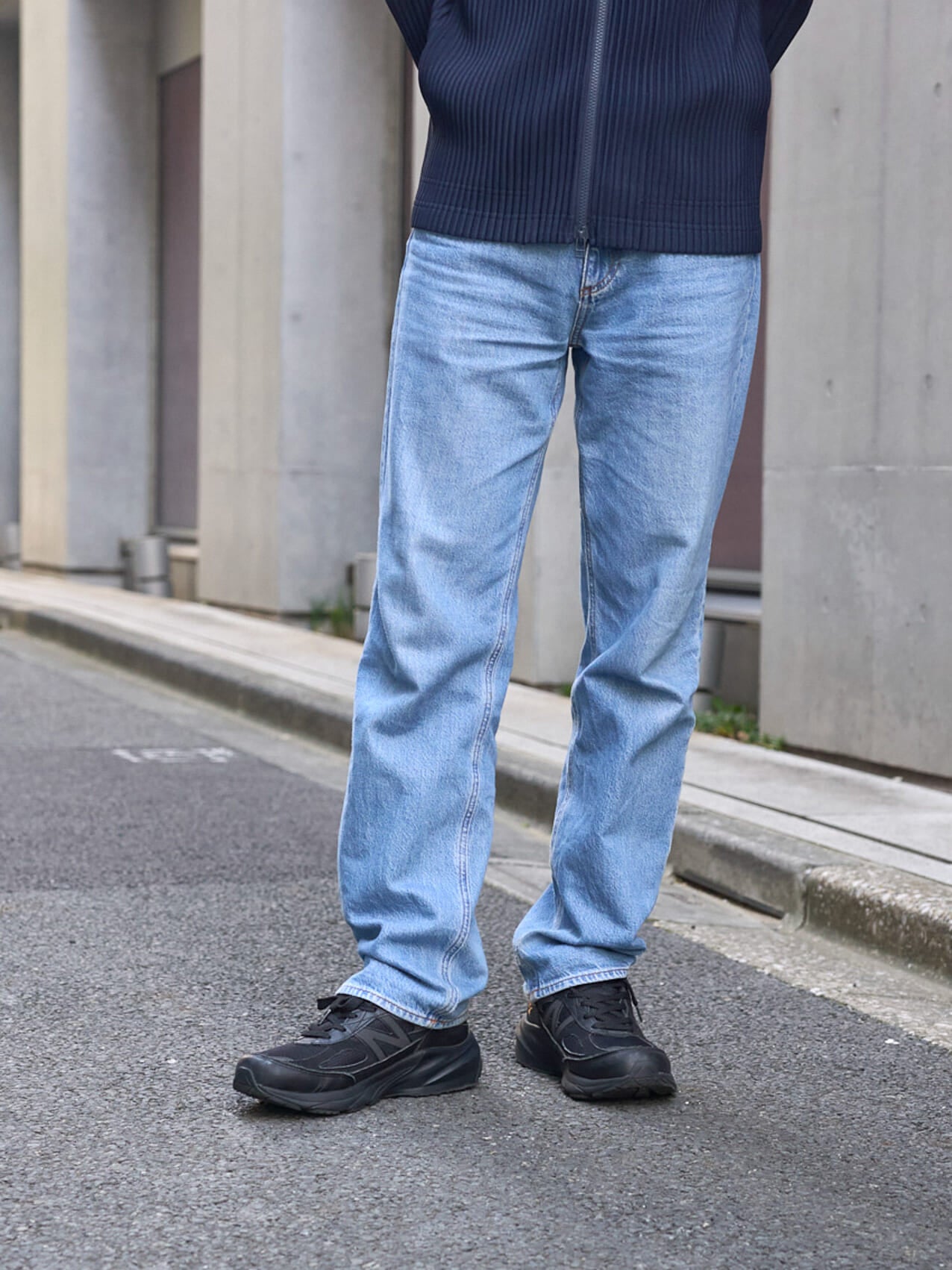 中川大輔の秋の私服コーディネート、セオリーのデニム正面