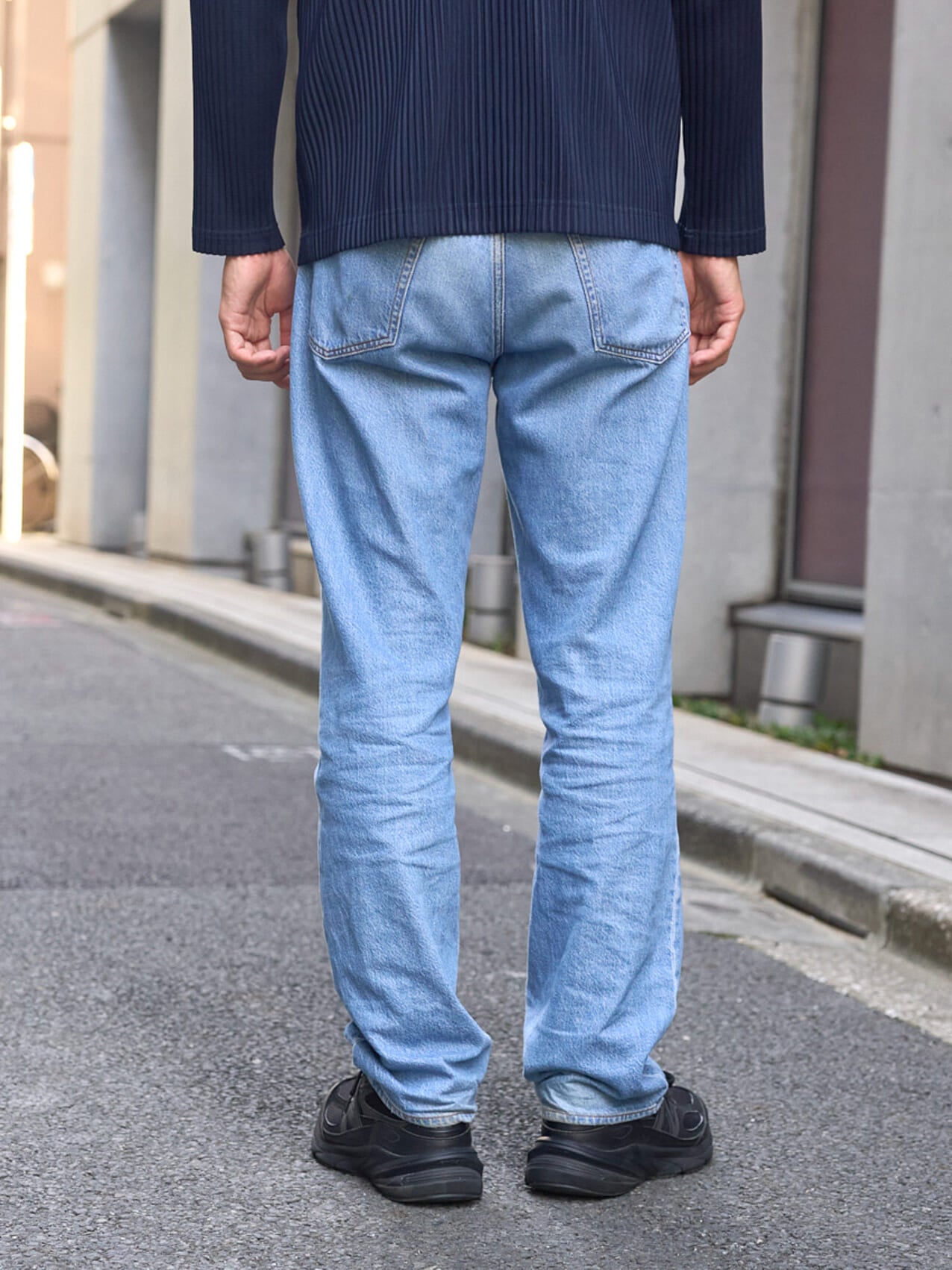 中川大輔の秋の私服コーディネート、セオリーのデニム背面