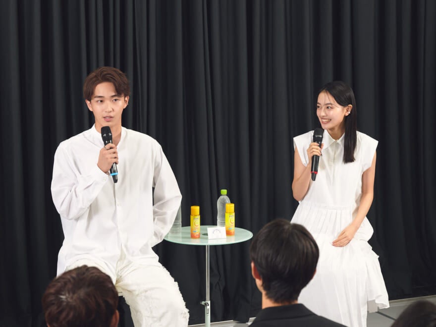 メンズノンノ美容大賞2025選考会イベントの「メラノCC」スペシャルステージに登壇した俳優の上坂樹里さんと野村康太