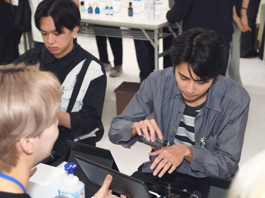 カネボウブースの様子 モデル高橋