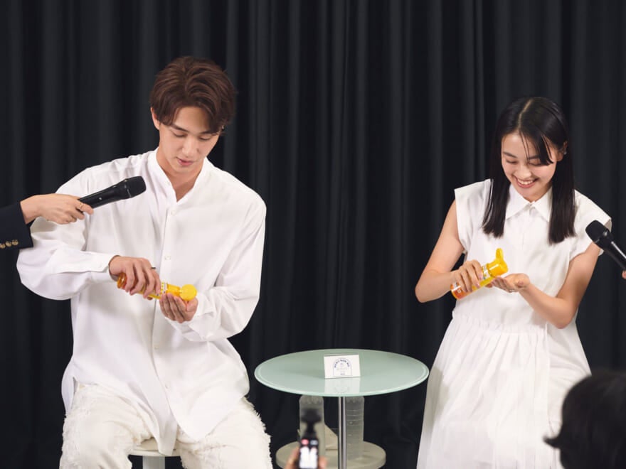 メラノCCステージ 化粧水を試す様子