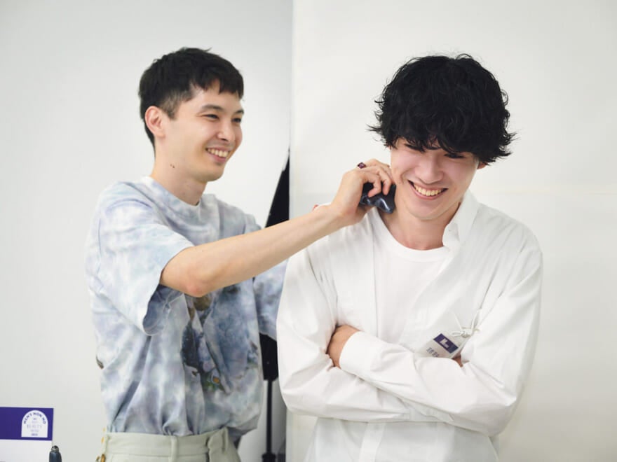 メンズノンノモデル守屋と高橋璃央が美顔器具を試している様子