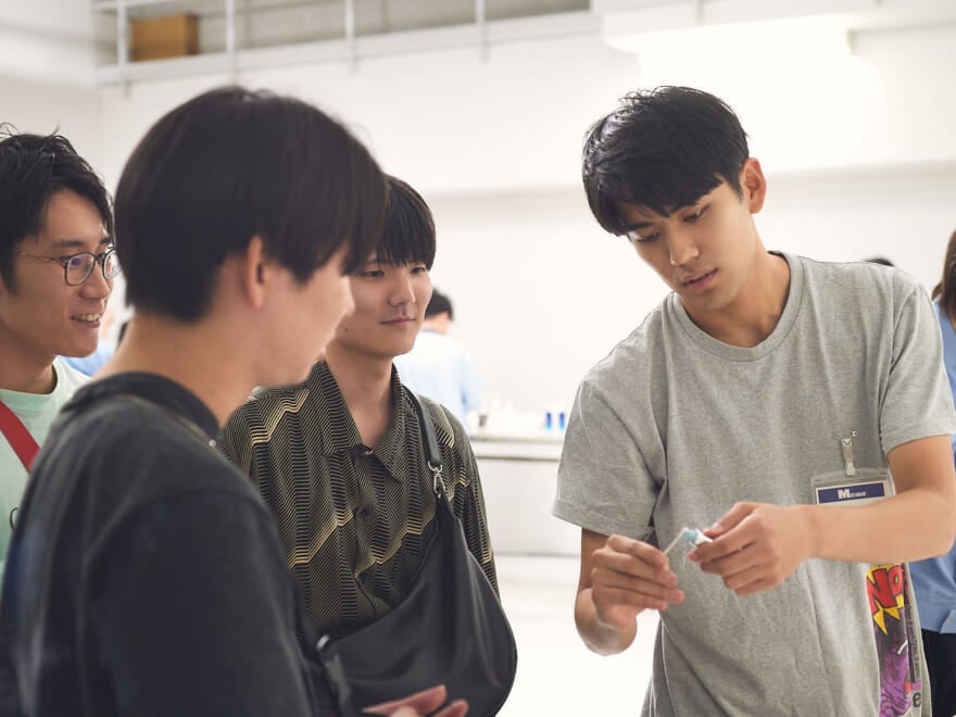 メンズノンノモデル・稲井が読者と触れ合う様子