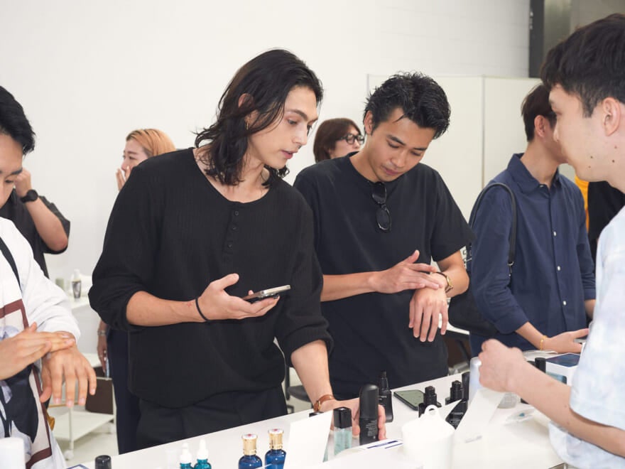 OUR'Sのモーガンさんとメンズノンノモデル中田圭祐が投票をしている様子