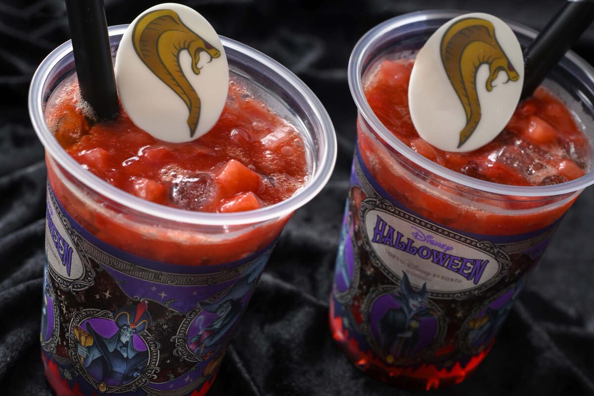 ディズニーシーハロウィン食べ歩きおすすめメニュー「東京ディズニーリゾートの最新グルメ情報を随時更新！ この記事では、東京ディズニーシーで発売中の、食べ歩きにオススメのメニューを一覧で紹介。今回は、ディズニー＆ピクサー映画『リメンバー・ミー』の世界をテーマとしたイベント「ラソス・デ・ラ・ファミリア」や「ディズニー・ハロウィーン」のスペシャルメニューを中心に、期間限定や通年メニューをまとめてチェック！  【11月2日まで】シー限定！『リメンバー・ミー』の食べ歩きメニュー  東京ディズニーシーのロストリバーデルタでは、11月2日（日）まで、ディズニー＆ピクサー映画『リメンバー・ミー』の世界をテーマとした初のイベント「ラソス・デ・ラ・ファミリア」（スペイン語で「死者の日」の意）が開催中。  カラフルなガイコツや、魂を導く花とされるマリーゴールドの花々の装飾など、デコレーションにも注目を。  「『リメンバー・ミー』ドリンク（オレンジ＆マンダリンオレンジ）」¥700  『リメンバー・ミー』に登場するマリーゴールドをイメージしたスペシャルドリンク。カップのデザインが華やかで、ファンのみならず初見の人の気分も高めてくれるはず。 ドリンク自体は、オレンジとマンダリンオレンジを合わせた爽やかでフルーティーな味わい。まるでマリーゴールドのようなビジュアルにこだわりを感じる！  販売店舗：ユカタン・ベースキャンプ・グリル   「パン・デ・ムエルト（オレンジ入り）」¥400  『リメンバー・ミー』のテーマでもある、メキシコの伝統行事「ディア・デ・ロス・ムエルトス」（で食べられるパンをイメージした一品。オレンジピールがほのかに香るブリオッシュだ。  販売店舗：ユカタン・ベースキャンプ・グリル   【10月31日まで】シー食べ歩き！ハロウィンのオススメメニュー  01.「スペシャルサンド（スパイシーチキン＆パンプキングラタン）」¥990  怪しげな雰囲気を演出する紫色のパンで、パンプキングラタンとスパイシーなチキンを挟んだボリューミーなサンド。パンプキンの甘さとチキンのほどよいスパイス感が絶妙にマッチ！  販売店舗：ニューヨーク・デリ  02.「チュロス（メイプルパンプキン）」¥600  パンプキン味のチュロスに、メイプルパンプキンシュガーをまぶした、パンプキン尽くしのチュロス。パッケージには、ハロウィーンパーティーを楽しむ「ミッキー&フレンズ」がランダムで描かれている。  販売店舗：ザンビーニ･ブラザーズ･リストランテ、ハドソンリバー・ハーベスト、リバティ・ランディング・ダイナー、オープンセサミ  03.「ハロウィーンサンデー（パンプキンソフトクリーム＆チュロス）」¥850  濃厚なパンプキンソフトクリームに、パンプキンチュロスとキャラメルポップコーンを添えたひんやりスイーツ。ソフトクリームとキャラメルポップコーンを同時に口に含むとおいしさが倍増！  販売店舗：リバティ・ランディング・ダイナー、サルタンズ・オアシス  03.「グミキャンディー、ミニスナックケース付き」(雲ゴースト)¥1,300  ※スーベニア付きのメニューは1回の会計でひとり1つまで  グミキャンディーをケースに入れて持ち運べる人気のメニュー。2025ハロウィンの新作は、雲の上でゴーストが眠っているデザイン。中のグミが透けて見える半透明だから、グミの残量を目視できる。バッグやデニムに付けて、ファッション小物としても活用したい！  販売店舗：ザンビーニ･ブラザーズ･リストランテ、リフレスコス、ニューヨーク・デリ、ハドソンリバー・ハーベストほか  04.「グミキャンディー、ミニスナックケース付き」(くっつきゴースト)¥1,300  ※スーベニア付きのメニューは1回の会計でひとり1つまで  昨年話題を呼んだ、ぎゅっとくっついたゴーストのデザインもラインアップに。本来怯えられる側のゴーストが、怯えた顔をしているのが愛くるしい。  販売店舗：カフェ・ポルトフィーノ、マンマ・ビスコッティーズ・ベーカリー、ホライズンベイ・レストラン  05.「ポップコーン、バケット付き」¥3,200～  ※スーベニア付きのメニューは1回の会計でひとり1つまで  昨年話題となった、ジャック・オー・ランタン形のポップコーンバケットが今年も登場！ 不敵な笑みを浮かべるジャック・オー・ランタンは、スイッチを切り替えると光を放って抜群の存在感。やわらかい触り心地のゴーストがちょこんと乗っているのが可愛い！  販売店舗：しょうゆバター味/ポップコーンワゴン（アクアトピア横)  06.「スペシャルドリンク（パンプキンミルク＆コーヒーゼリー）」¥700  まろやかな甘みのパンプキンミルクに紫イモのソースをかけた、秋のドリンク。トッピングには、甘酸っぱいラズベリーのクラッシュキャンディーがオン。飲むと、カップ下部沈殿したほろ苦いコーヒーゼリーがじゅるりと口に入ってくる。  販売店舗：ハドソンリバー・ハーベスト、セバスチャンのカリプソキッチン  07.「スパークリングゼリードリンク（コカ・コーラ＆ストロベリー）」」